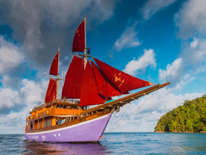 Neomi Liveaboard Diving Sailing Trip Indonesia