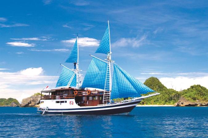 Putri Papua Phinisi Sailing Diving Liveaboard Trip Indonesia